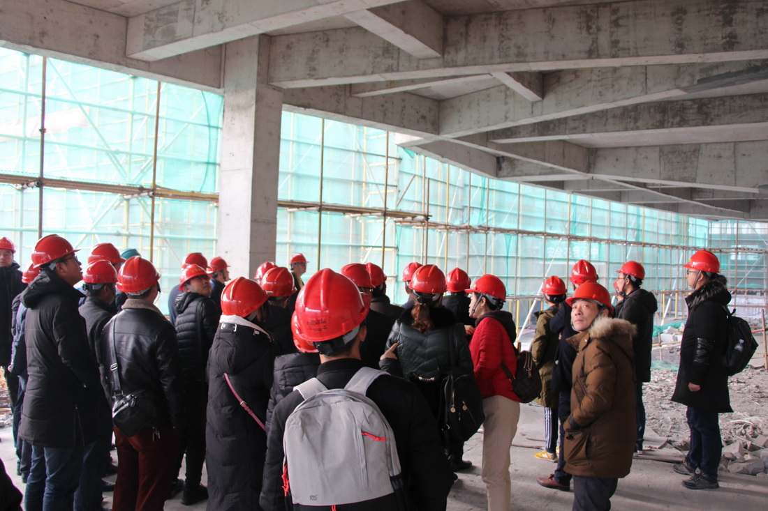 觀摩1樓西側一層頂板懸挑梁